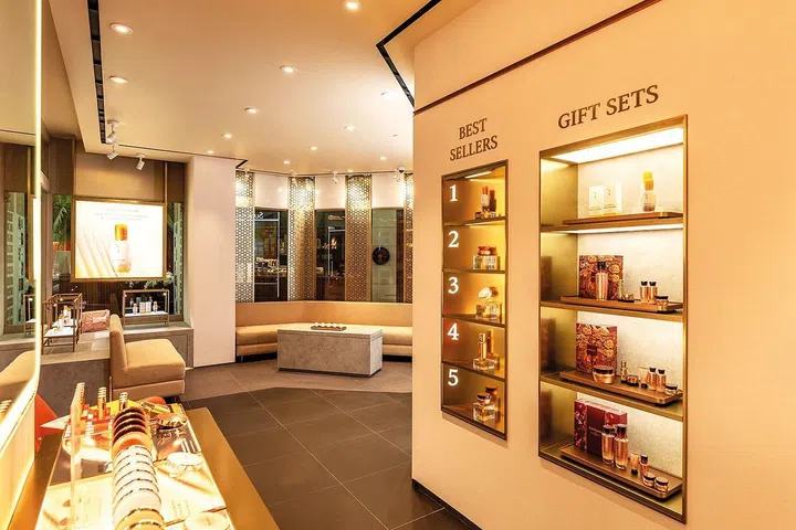 雪花秀结合实体店与线上销售平台，双管齐下，瞄准不同的顾客群; 资生堂研发高科技展示器，可提供产品简介与无接触试用体验; 疫情冲击实体店营业，线下转战线上是目前大品牌的市场策略。