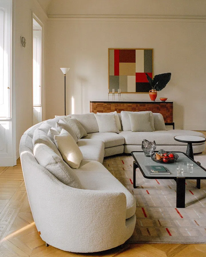 奢华的皮革工艺与精妙的木艺，DUO沙发巧妙融合两大品牌的灵魂基因。