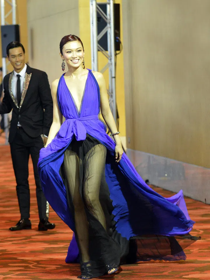 新传媒电视第二场《红星大奖2012》（Star Awards 2012）颁奖典礼于4月29日在滨海湾金沙举行。新传媒艺人白薇秀走“星光大道”。