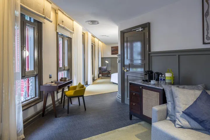 The Club酒店的客房内饰格局独特