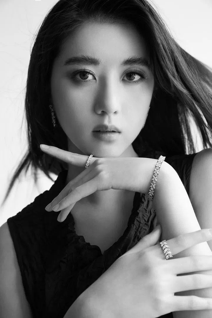 Tiffany Victoria系列铂金镶钻花簇耳环;Tiffany Forever系列铂金镶钻婚戒;
Tiffany Victoria系列铂金镶钻花簇手镯;Tiffany Victoria系列铂金镶钻藤蔓戒指/Tiffany & Co。
真丝绉纱连衣裙/Dior。