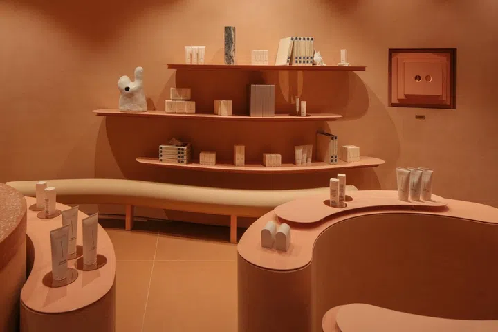 店面以柔和的色泽以及圆润型设计为主，低调地凸显出女性特质。