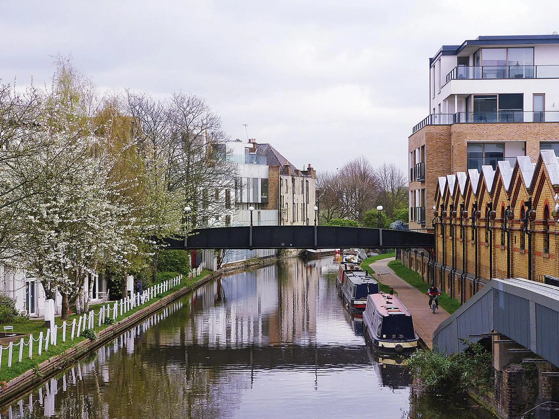 大联盟运河两岸一派悠闲，右边三角形屋顶的黄砖建筑就是Dock Kitchen。