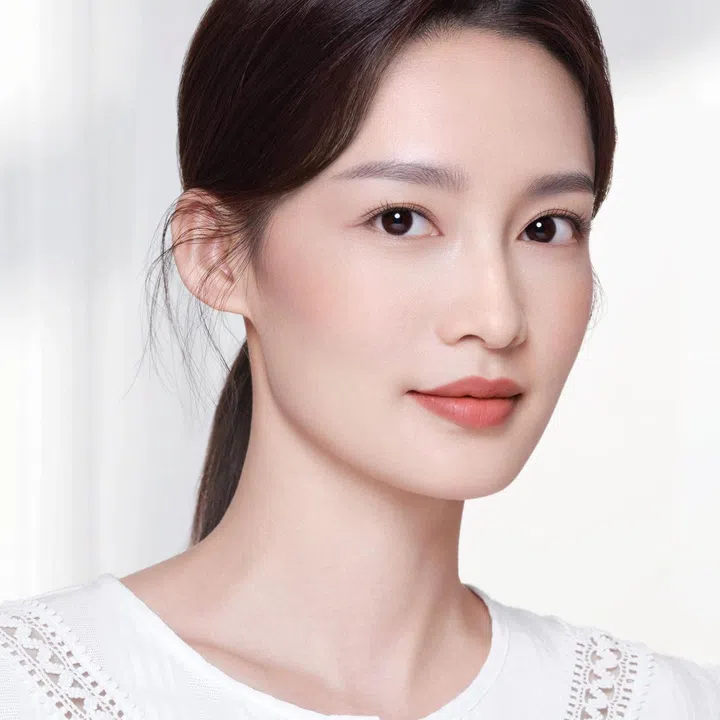 Laura Mercier 首位亚太区美妆代言人，李沁。