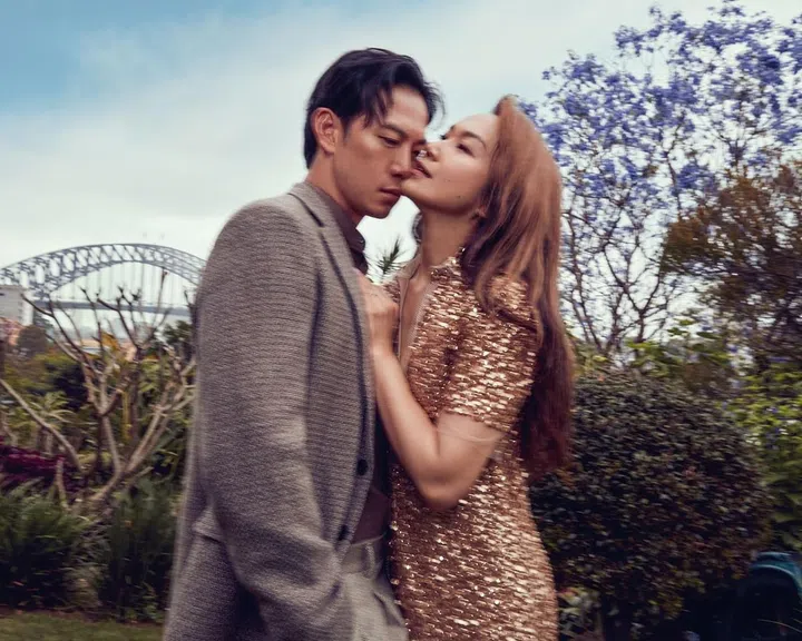 位于悉尼北岸米尔森角的Wendy Whiteley’s Secret Garden，是一片与城市喧嚣截然不同的绿洲。由著名澳大利亚艺术家Brett Whiteley的妻子Wendy Whiteley亲手打造，这片隐秘花园如今已成为人们寻求宁静与灵感的港湾。outfit: 戚玉武 / Loro Piana；白薇秀/ Fendi