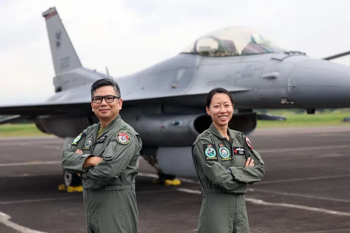 2022年国庆庆典的战斗机飞行表演环节，首次由女性飞行员担任队长。为庆祝建国57周年，新加坡空军部队将在国庆日当天出动15架飞机，为观众带来精彩的飞行表演。在六人F-16战斗机飞行表演队中打头阵的是140中队队长李美仪高级中校（右），她的其中一名僚机飞行员（wingman）是战备军人王瑞川中校（左）。