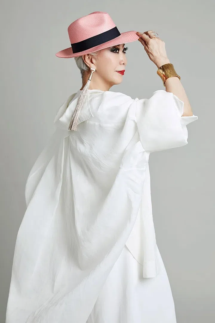 绉纱连衣裙和配套裤子、欧根纱外/Thomas Wee;耳环/Issey Miyake;鞋子/Maison Margiela;帽子/Bernal Hats。