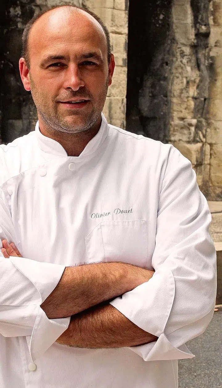 French chef Olivier Douet, who won a one star in the 2006 Michelin Guide, poses in front of his restaurant in Nimes, June 22, 2011. The only Michelin-rated restaurant in the southern French city of Nimes handed back its star to become a brasserie due to the 2008 financial economic crisis.   REUTERS/Jean-Paul Pelissier  (FRANCE - Tags: FOOD BUSINESS)
