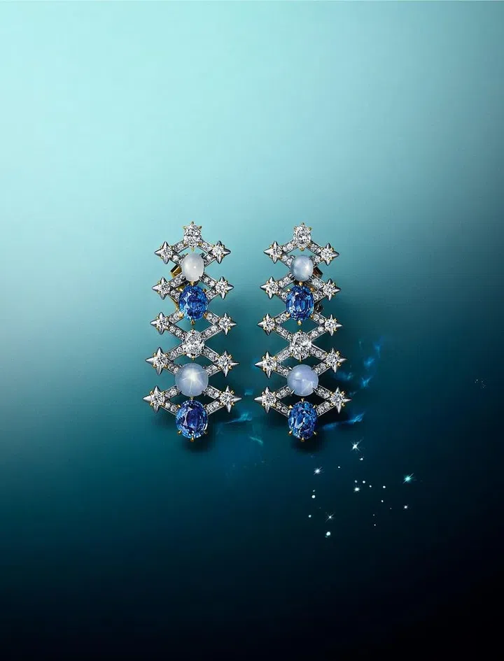Tiffany Céleste 苍穹万象-星图幻境（Constellation）主题耳环，铂金及18K黄金镶嵌总重逾8克拉的未经优化处理斯里兰卡蓝宝石，星光蓝宝石及钻石