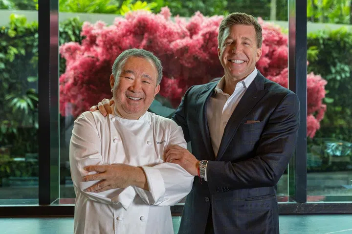 Chef Tetsuya 与 John Kunkel。（照片提供：Marina Bay sands)