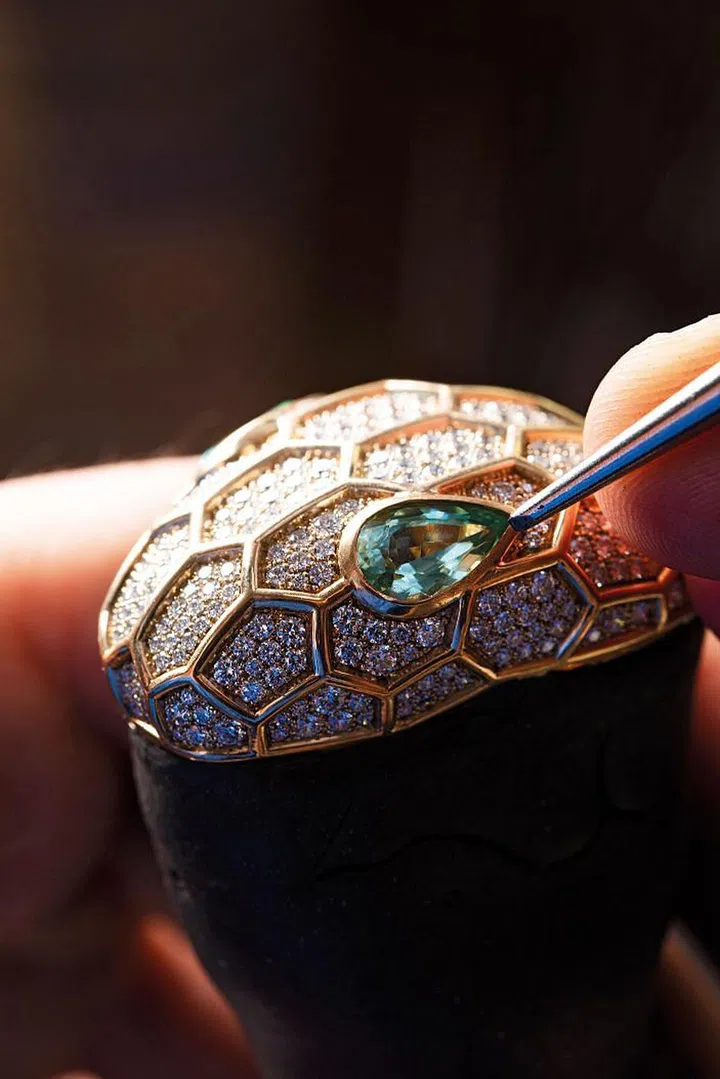 客人可根据喜好，在蛇首搭扣设计中，注入个人巧思。