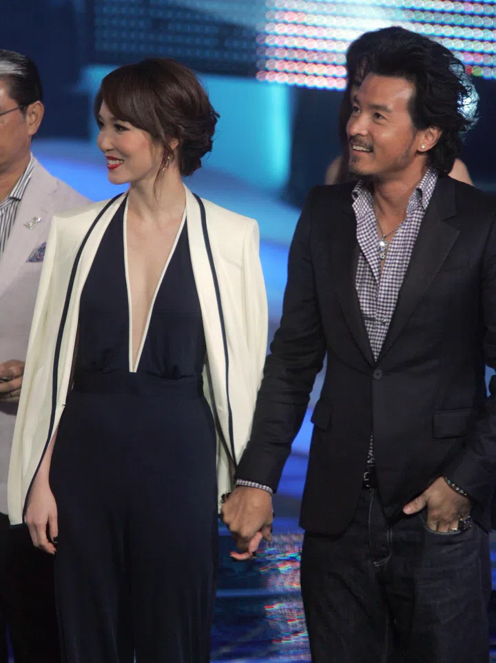 新传媒于2010年4月18日举行“红星大奖2010”第一场颁奖典礼。本地夫妻档艺人李铭顺（右）和范文芳（左）主持的《芳心有李》获颁“最高收视率综艺节目”奖。