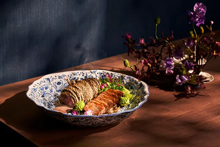 九蒸九晒香气入骨，牛肋柔韧多汁，呈现古法与创意的完美平衡。