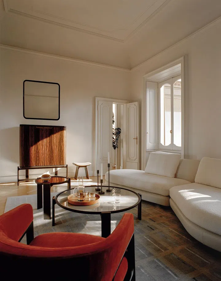 无论置于客厅中央或沙发一侧，DUO茶几让人探索家具搭配的无限可能。