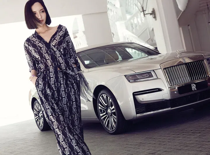 轿车/ Rolls-Royce New Ghost Extended; 丝绸印花衬衫和丝绸印花裤/Hermes；The Vanguard Rose Skeleton 腕表/Franck Muller。