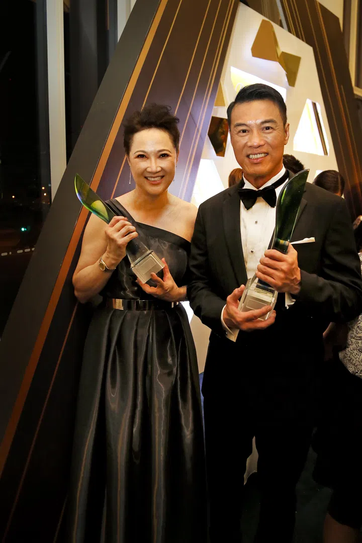 夫妻档郑各评与洪慧芳双双获得“十大最受欢迎男女艺人”奖。 洪慧芳身穿一袭黑色单肩礼服，裙身以光泽面料勾勒出典雅轮廓；郑各评则以黑色燕尾服搭配白衬衫与领结，造型典雅稳重。