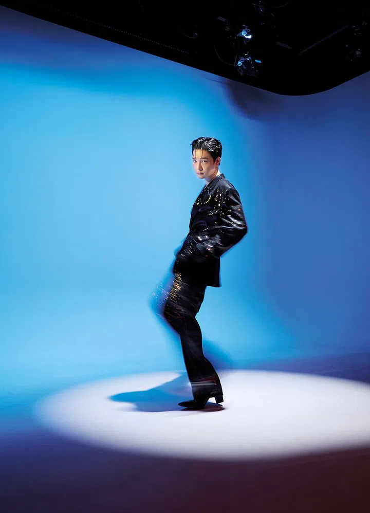 亮片夹克和配套裤子/Hugo Boss; 皮靴/Christian Louboutin。