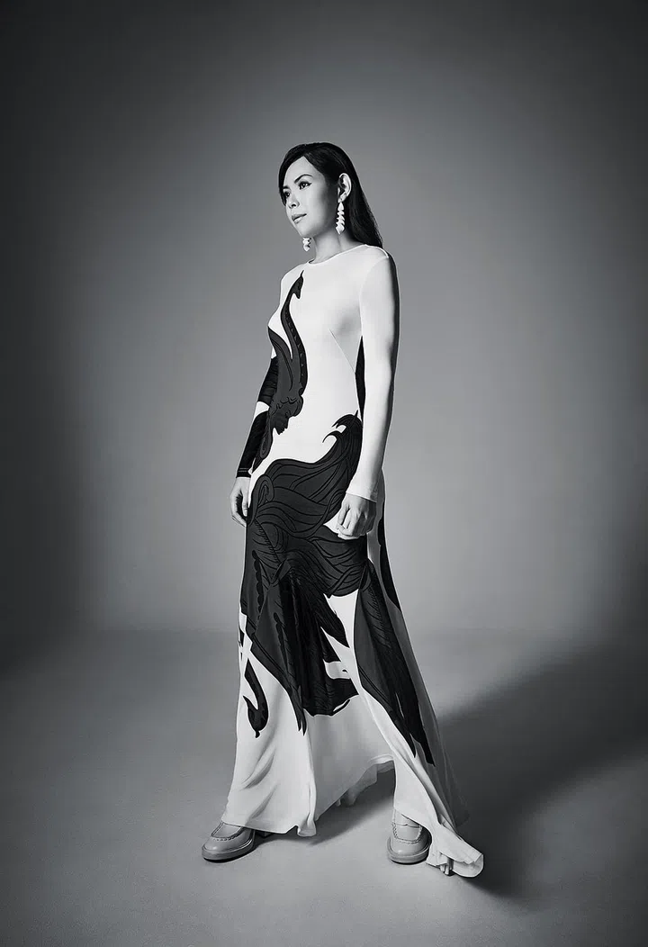                                                                   Feline Gondokusumo                                                                                                                                                            涤纶印花连衣裙，树脂螺旋耳环/Tory Burch；皮革高跟鞋/Tod's。