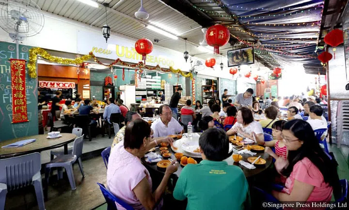 More than $10,000 was raised for The Straits Times School Pocket Money Fund at a charity lunch on 7 February 2015. Organised by New Ubin Seafood in Sin Ming Road, off Upper Thomson Road, all proceeds from the event were donated. The eatery put together a special menu for 10, at a price of $888 excluding tax. The menu included a sashimi platter, a fish maw and crab meat soup, roasted
chicken with squid paste, and dessert. About 200 diners turned up and, along with donations,
they contributed about $10,800 to the fund, which helps needy students with school expenses.