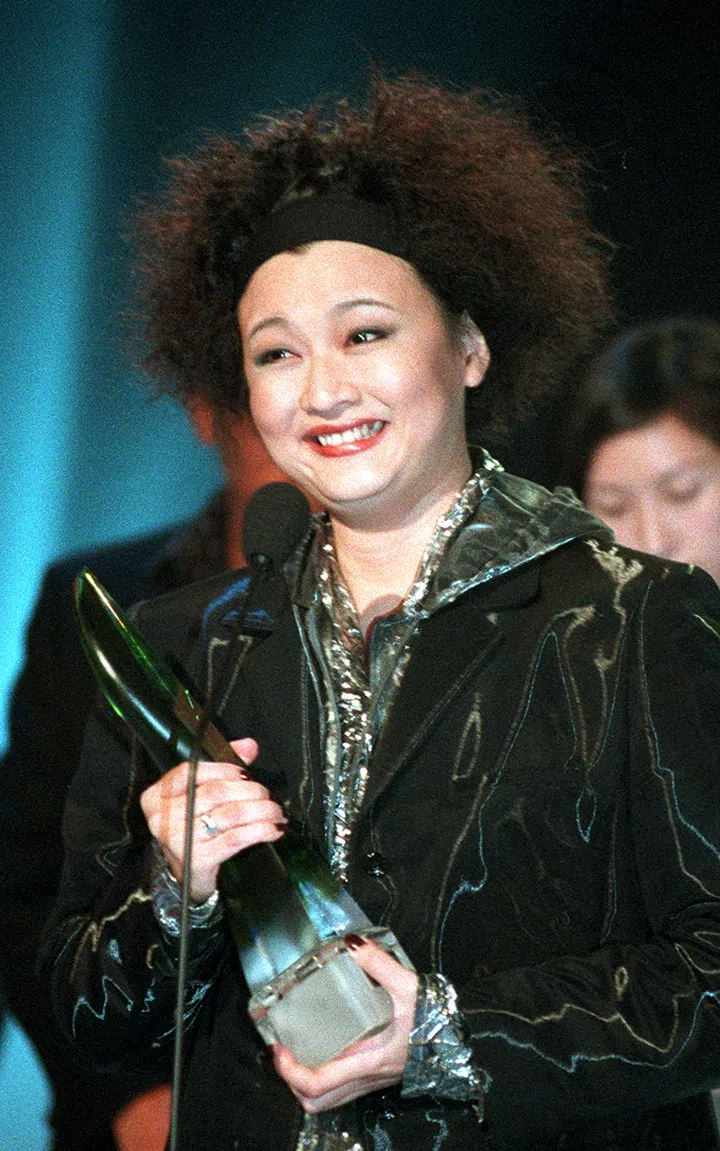 新传媒“ 2000 红星大奖”颁奖典礼。本地艺人陈莉萍获颁“十大最受欢迎女艺人奖”。