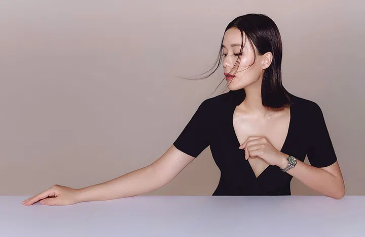 Conquest征服者系列34毫米腕表绿色款/Longines; 丝绸针织露肩连衣裙/Dior