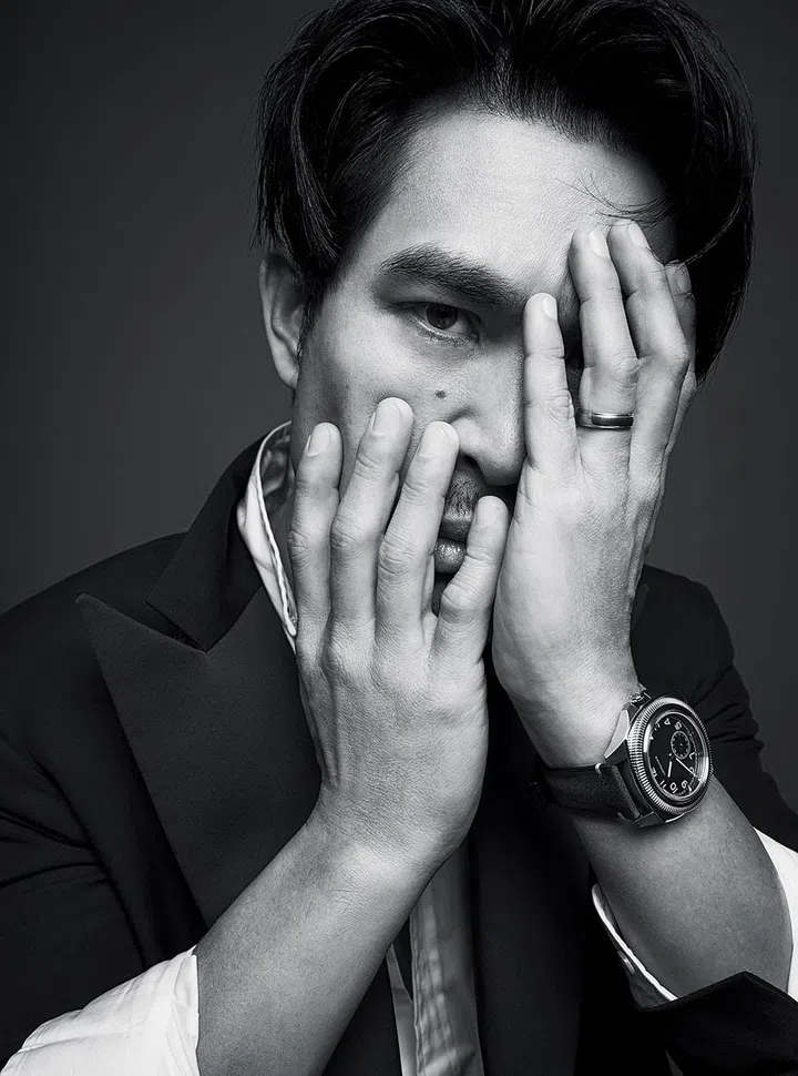 捷克空军1935腕表，搭配棕色皮革表带/Longines。棉质衬衫、羊毛夹克/Polo Ralph Lauren。