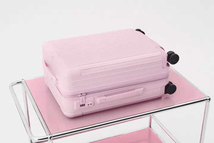 Rimowa Essential系列推出2025季节限定新色“芭蕾粉”(Ballerina Pink)，此款为Check-In L款式。