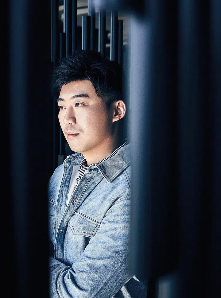 棉质条纹衬衫、单宁夹克/Etro。