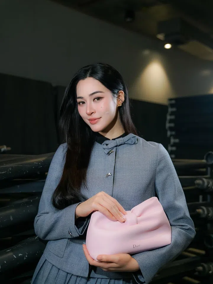 邝玲玲演绎Dior Bow手袋。