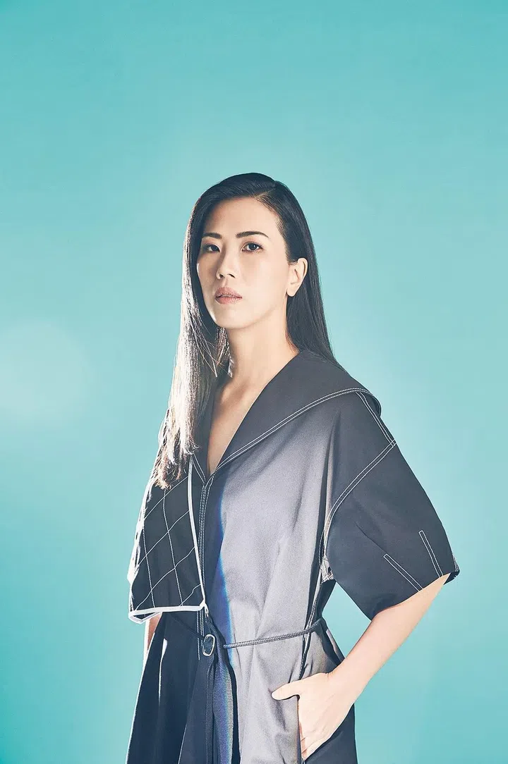 针织连身裙与皮带、皮革与丝带凉鞋/ Tory Burch.