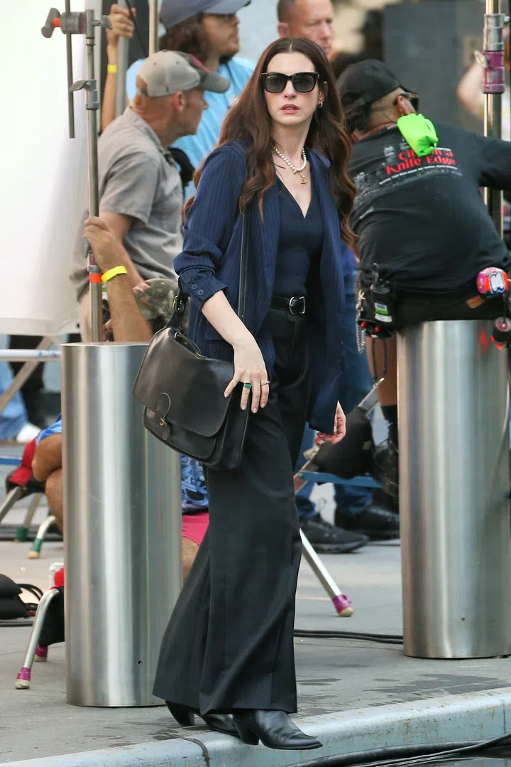 Anne Hathaway films 'Devil Wears Prada 2' in Hudson Yards in New York City

Pictured: anne hathaway
Ref: BLU_S8448642 290725 NON-EXCLUSIVE
Picture by: Christopher Peterson / SplashNews.com

Splash News and Pictures
USA: 310-525-5808 
UK: 020 8126 1009
eamteam@shutterstock.com

World Rights