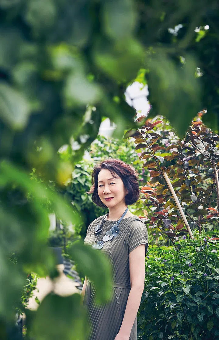 涤纶混纺连衣裙/Gin Lee;皮革项链/IGC。