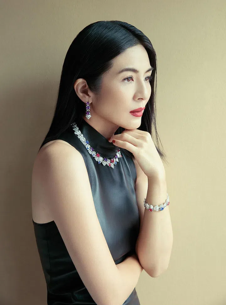 高级珠宝耳环，白金镶嵌枕形尖晶石、小长方钻和密镶钻; 高级珠宝项链，白金镶嵌枕形尖晶石、梨形尖晶石和密镶钻; 高级珠宝手镯，白金镶嵌枕形尖晶石和密镶钻/Bvlgari。皮革连衣裙配真丝雪纺百褶裙/Hermes。