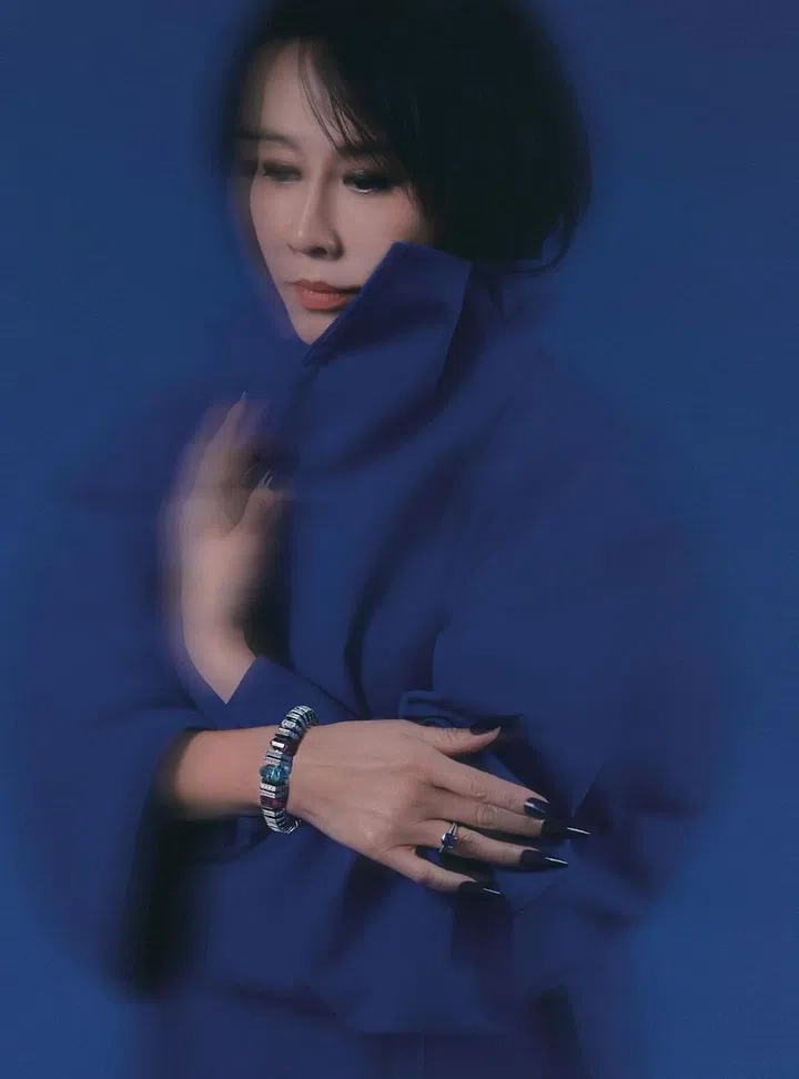 蓝色大衣/Toni Maticevski。
高级珠宝手镯，白金镶嵌海蓝宝石、紫水晶、缟玛瑙和钻石; 高级珠宝戒指，铂金镶嵌蓝宝石和钻石/Cartier。