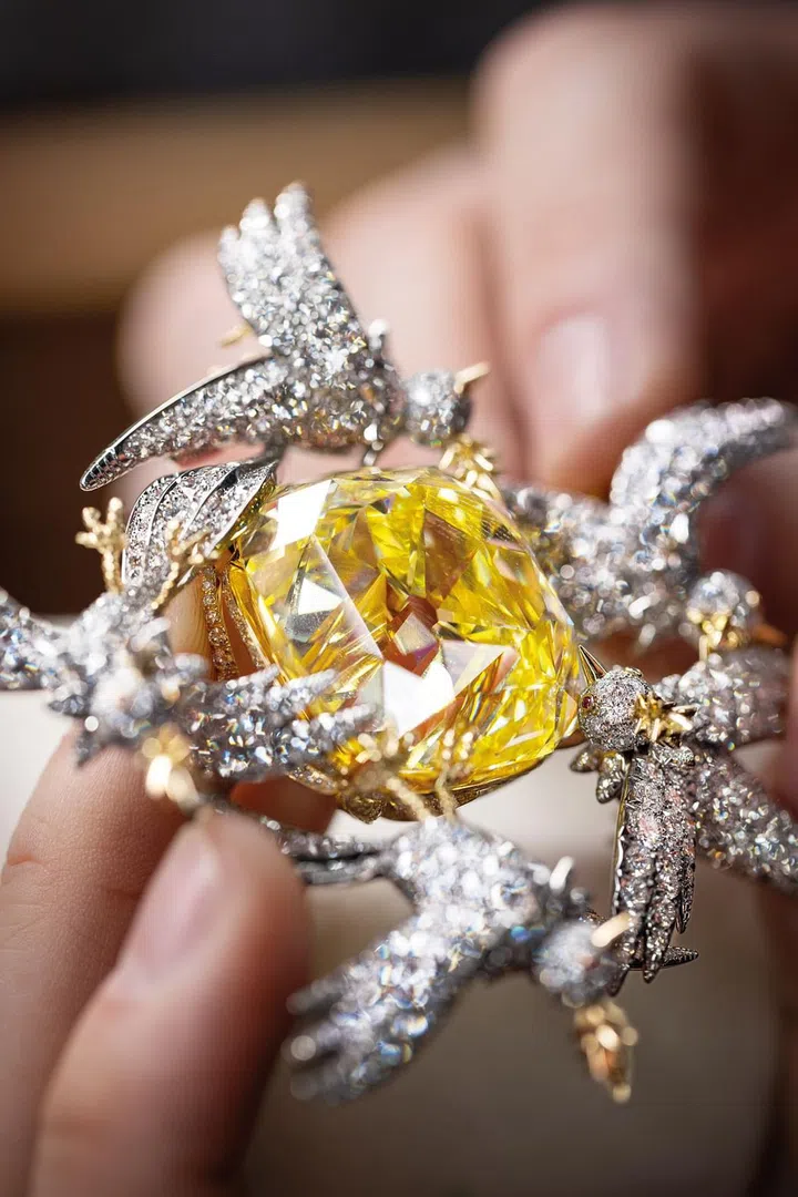 蒂芙尼去年将The Tiffany Diamond传奇黄钻重新设计。Photo courtesy of Tiffany & Co.