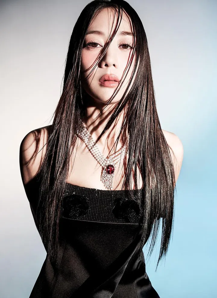 高级珠宝项链，白金镶嵌Akoya养殖珍珠、卢比来碧玺和钻石/Mikimoto；片饰边真丝紧身胸衣连衣裙/Giorgio Armani。