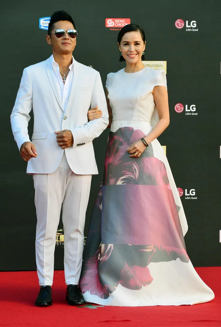 新传媒《红星大奖2015》第二场颁奖典礼于4月26日在加利谷新传媒大礼堂举行，艺人李南星（左）与郑惠玉亮相红地毯。