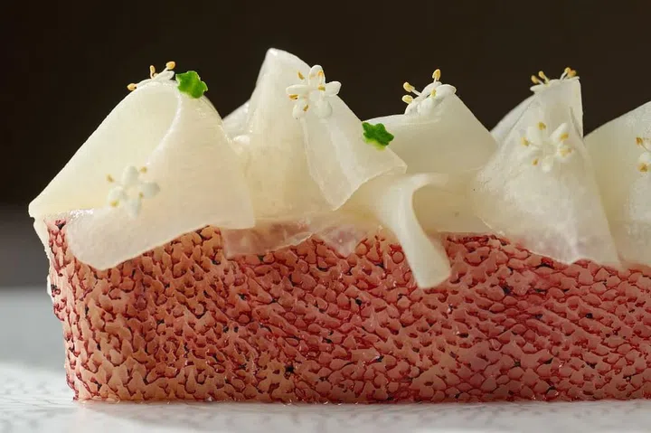 这一道“海南鸡饭”没有使用鸡肉，而是以石斑鱼配沙葛，但食客依旧能吃出海南鸡饭的风味。（餐馆提供）