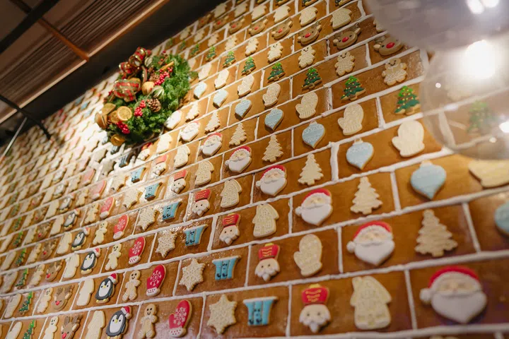姜饼屋由1268片手工姜饼与由656个意式圣诞面包组成。