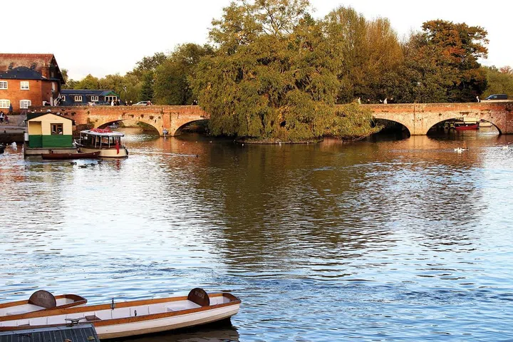 ​​距离伦敦大约两小时车程的埃文河畔斯特拉特福 (Stratford-upon-Avon)位处大湖区边缘，是大文豪莎士比亚诞生和成长的地方。