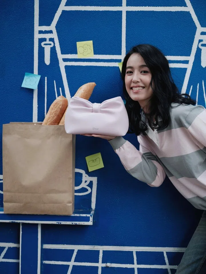 陈庭妮演绎Dior Bow手袋。