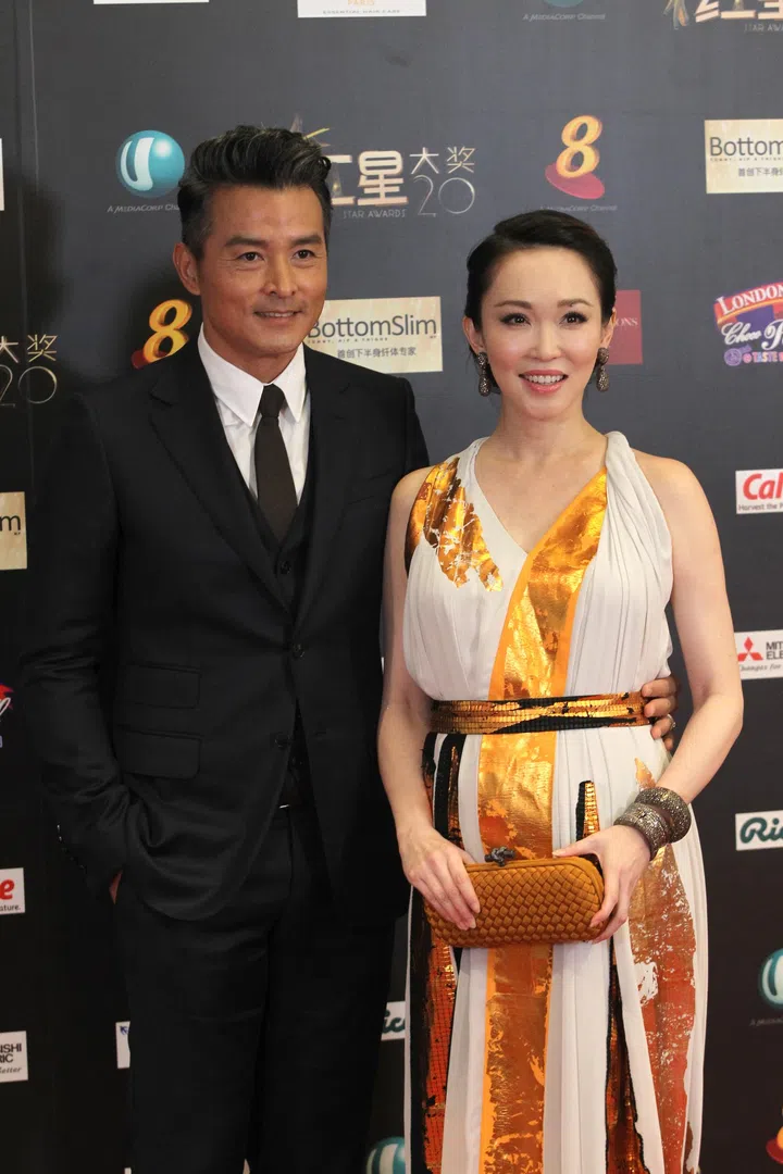 本地艺人夫妻李铭顺携怀孕后首次在电视露面的范文芳，出席新传媒电视《红星大奖20》第二场颁奖典礼。