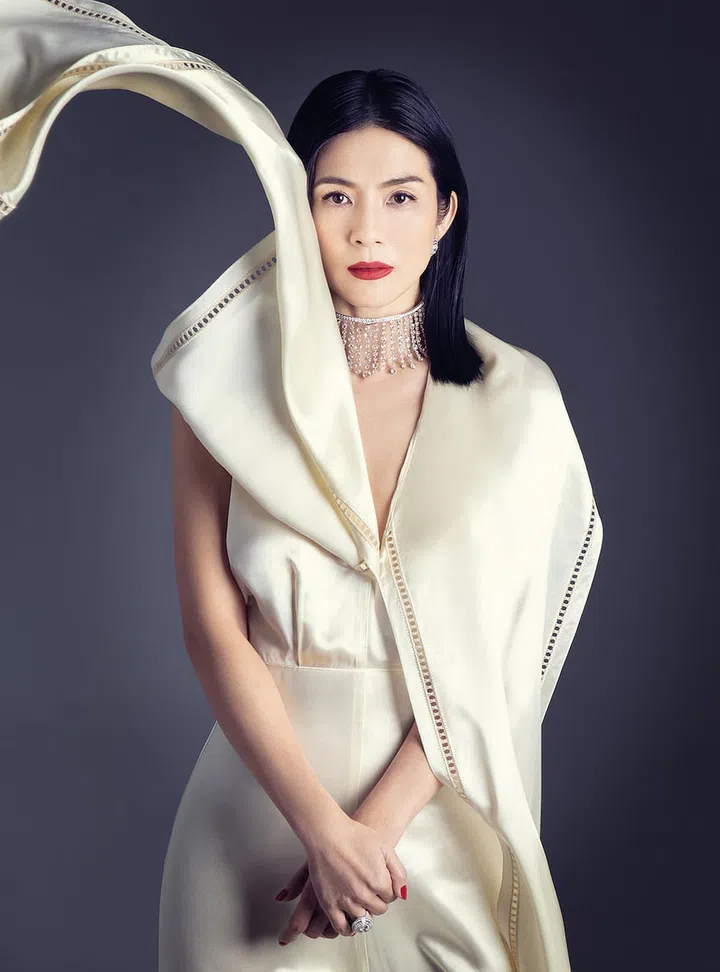 高级珠宝项链，白金镶嵌圆钻、玫瑰式切割钻石和密镶钻; 高级珠宝耳环，白金镶嵌椭圆形钻石、花式形状钻石和密镶钻; 高级珠宝戒指，白金镶嵌椭圆形钻石、阶梯式切割钻石和密镶钻/Bvlgari。真丝缎面连衣裙/Fendi。