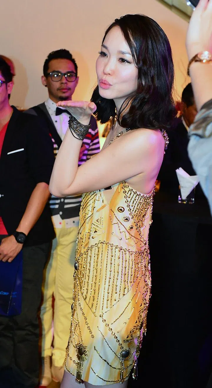 新传媒“红星大奖2013”第二场颁奖典礼。新传媒阿姐范文芳“送吻”给李铭顺。