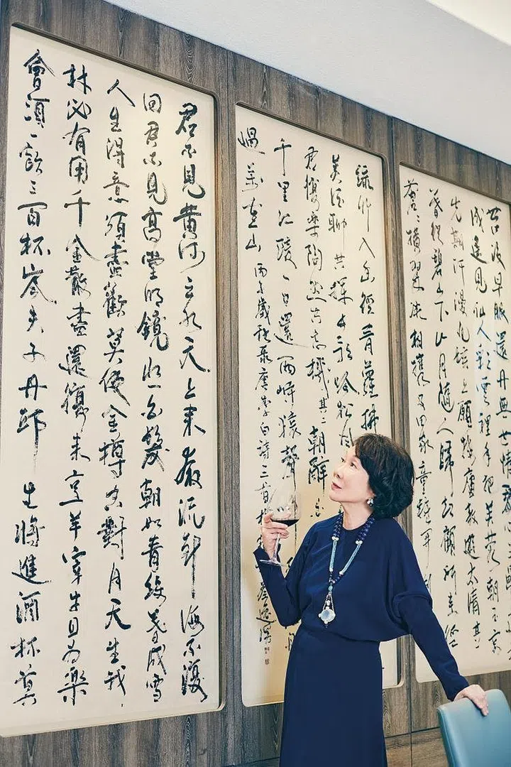 黄玮玲沉醉在蔡逸溪笔下的李白诗词当中。