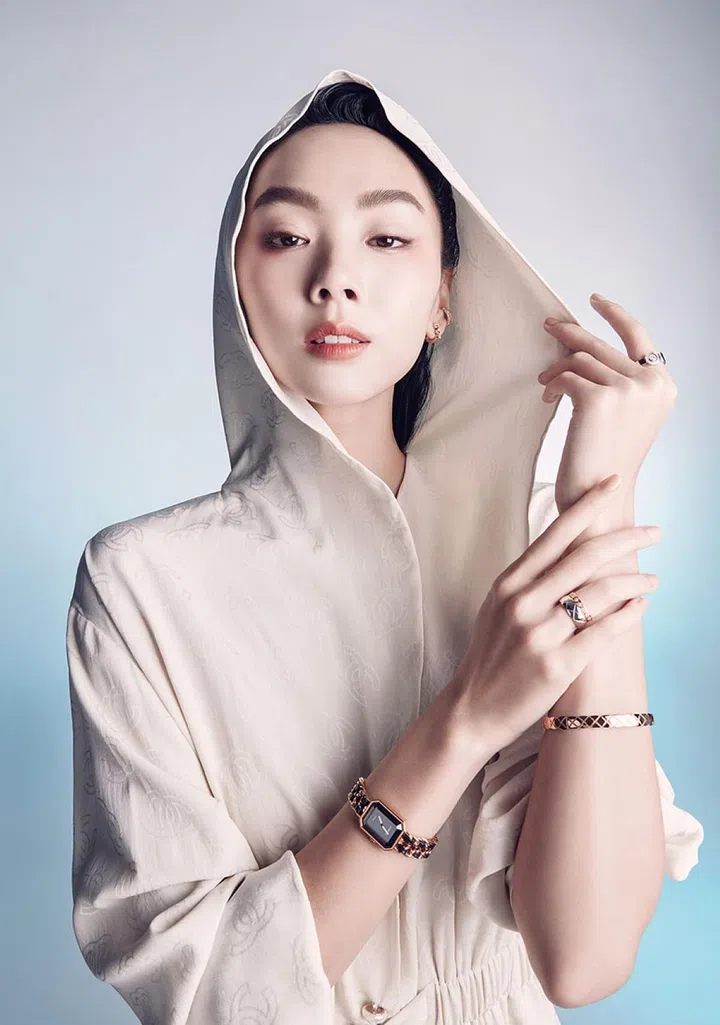 Première Original Edition腕表; Eternal N°5 米色金镶钻单只耳环; Coco Crush 白金镶钻单只耳环; Coco Crush 米色金镶钻单只耳环; Coco Crush 米色金手镯; Coco Crush 白金戒指小型款; Eternal N°5 白金镶钻戒指; Coco Crush 米色金镶钻窄版戒指/Chanel。连帽真丝绉纱衬衫/Chanel。