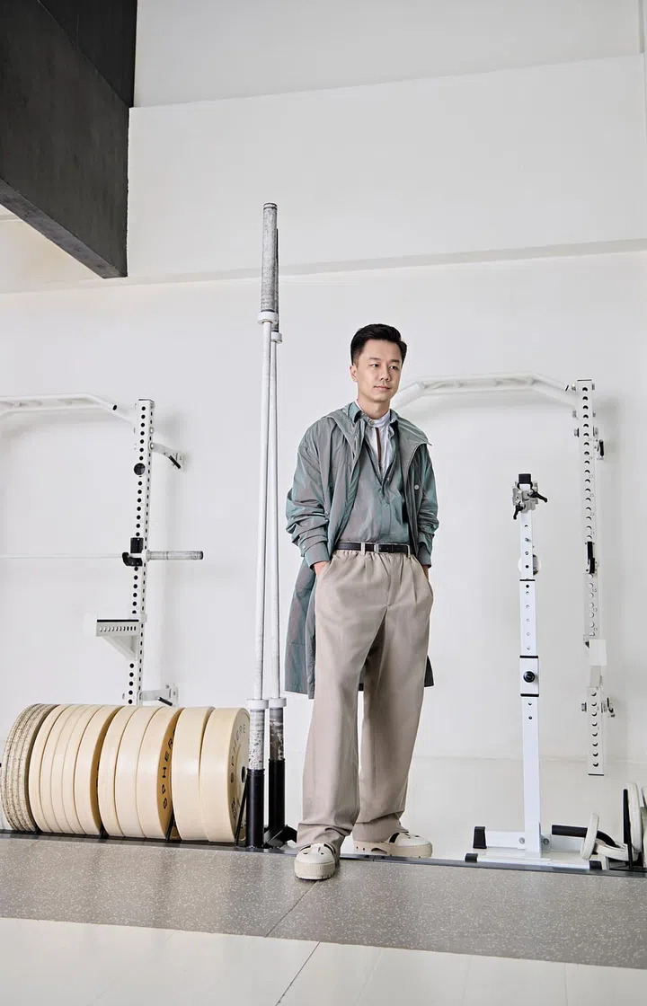 连帽派克大衣、衬衫外套、棉府绸拉链高领衬衫、棉麻松紧腰阔腿裤、凉鞋/Hermes。