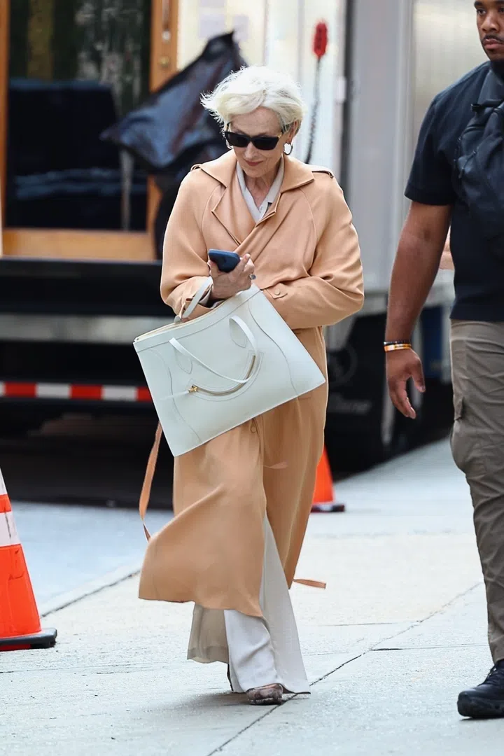 New York, NY  Meryl Streep is spotted reprising her iconic role of Miranda Priestly on the set of "The Devil Wears Prada 2" in Soho.

Pictured: Meryl Streep

BACKGRID USA 7 AUGUST 2025 

BYLINE MUST READ: BlayzenPhotos / BACKGRID

USA: +1 310 798 9111 / usasales@backgrid.com

UK: +44 208 344 2007 / uksales@backgrid.com

*UK Clients - Pictures Containing Children
Please Pixelate Face Prior To Publication*