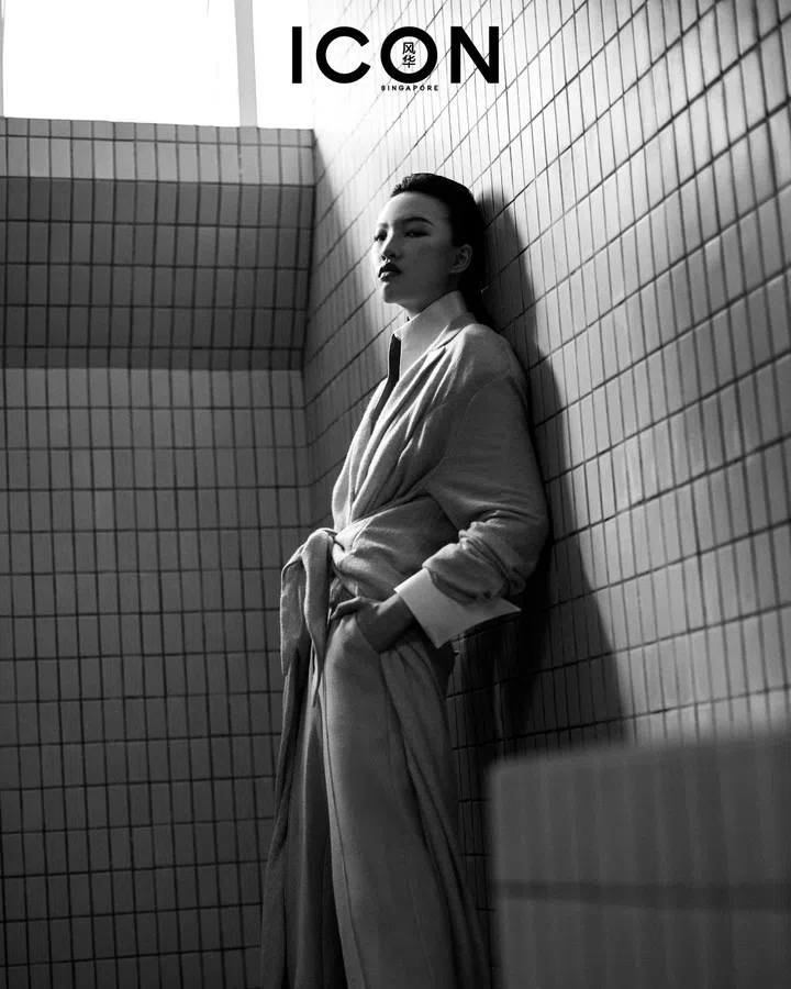 左至右：棉质背心、羊毛针织背心、羊毛裤/Miu Miu;棉质针织外套、羊毛裤套装/Prada。