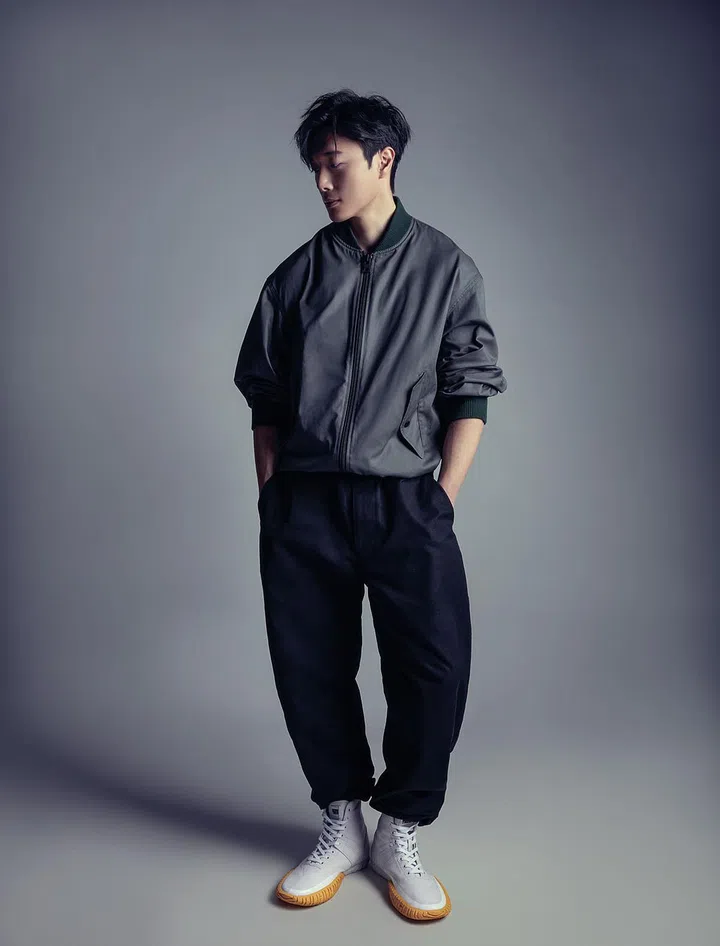 飞行员夹克、阔腿裤和DUCK TIGER运动鞋/Onitsuka Tiger。
